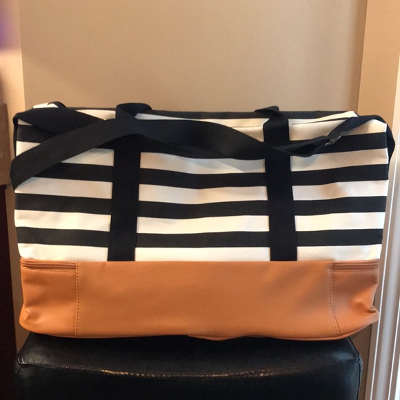 DSW Striped Duffle Bag with zippered compartments - BRAND NEW - Smoke & Pet Free - Picture 2 of 8